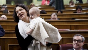 برلمانية إسبانية تثير الجدل بإحضار رضيعها إلى البرلمان
