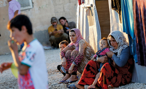 لاجئات سوريات مع أبناءهن في أحد مخيمات اللجوء