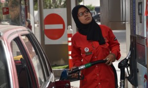 فتاة مصرية تعمل في محطة للوقود في القاهرة