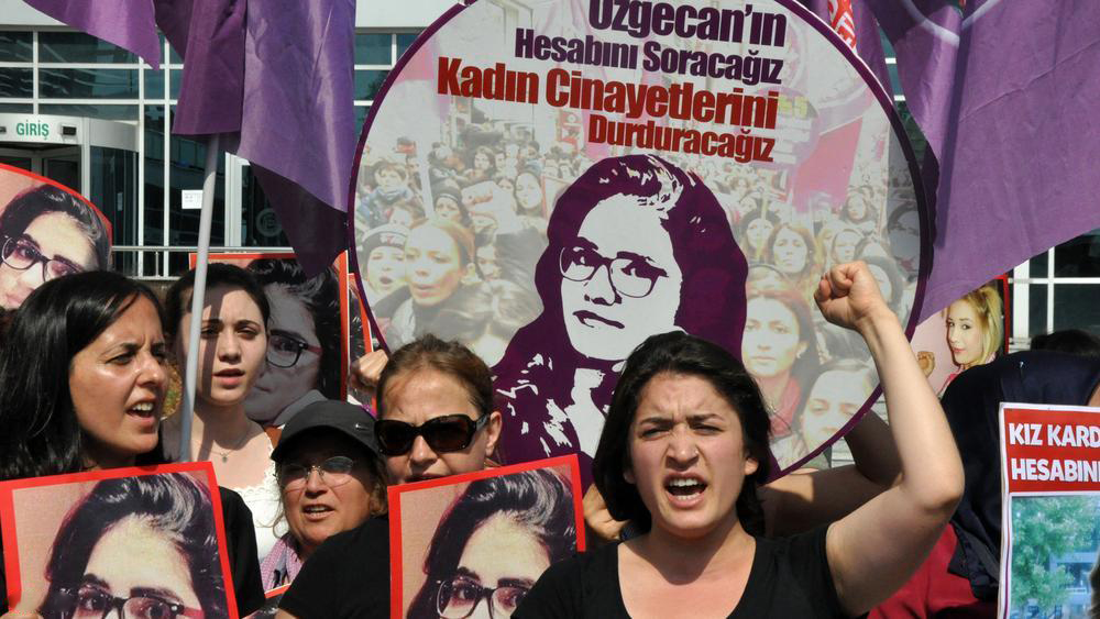 "أوقفوا قتل النساء" تظاهرة نسائية في تركيا (Photo(/AFP/Getty Images)