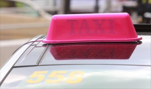 سيارات الأجرة النسوية في الأردن تتميز باللون الوردي (الجزيرة)