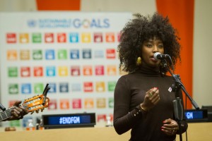 المغنية المالية اينا مودجا خلال فعالية خاصة بالقضاء على ممارسة ختان الإناث. المصدر: الأمم المتحدة / مانويل الياس