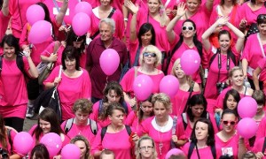 حملات للتوعية بمخاطر سرطان الثدي