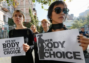 احتجاجات بالآلاف في بولندا ضد قانون منع الإجهاض بالكامل/ رويتزر