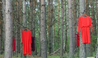 فساتين معلقة على الأشجار ضمن حملة الفستان الأحمر 2