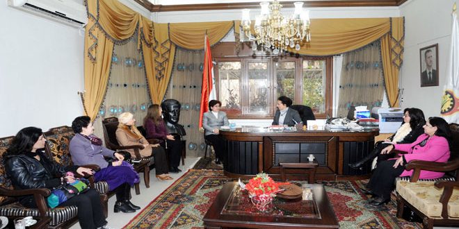 وزيرة الدولة لشؤون المنظمات الدكتورة سلوى عبد الله خلال لقائها وفد الاتحاد العام النسائي