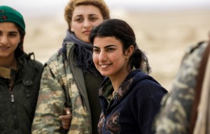 دوزا جيان، 21 عاما، مقاتلة عربية من قوات سوريا الديموقراطية تقف مع زميلاتها في بلدة الطرشان في أطراف الرقة في 6 شباط/فبراير. [دليل سليمان/أ ف ب]