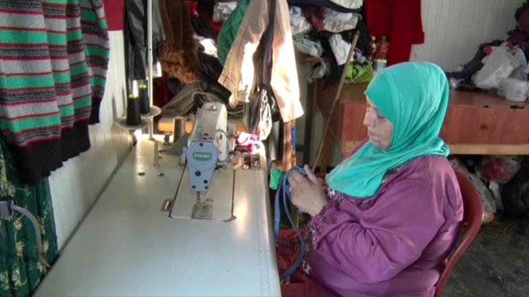 أم محمد لاجئة سورية تقوم بتدريب لاجئات على الخياطة