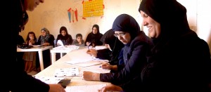 صفوفٌ تعليمية للنساء السوريات في لبنان
