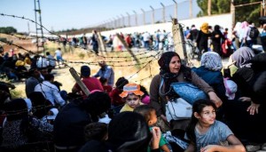 نساء وأطفال سوريون عند الحدود السورية التركية (28/8/2017/فرانس برس)