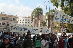 مقاتلون يتظاهرون في ادلب لمطالبة نساء المدينة بالالتزام بالشرائع الإسلامية التي تفرض الحجاب/ أرشيف 2015 - موقع (سوريا على طول)