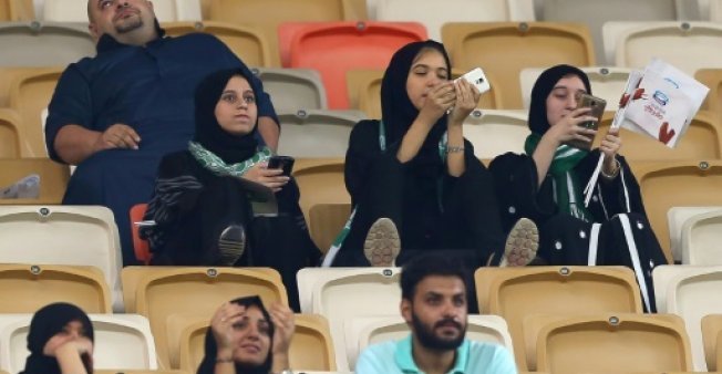 أ ف ب | سعوديات يشجعن فريق الأهلي في ملعب مدينة الملك عبد الله الرياضية في جدة، 12 كانون الثاني/يناير 2018