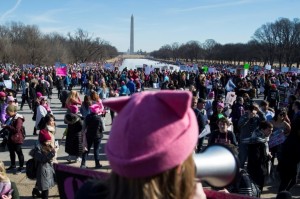 متظاهرات ومتظاهرون يرتدون "بوسي هات" القبعة الزهرية الشهيرة  في 20 كانون الثاني/يناير 2018 في واشنطن