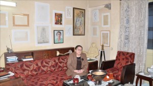 التشكيلية السورية ليلى نصير في منزلها ومع أعمالها