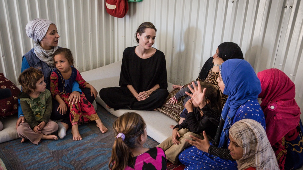 أنجيلنا جولي تزور مخيمات اللاجئين السوريين في لبنان/ مفوضية اللاجئين