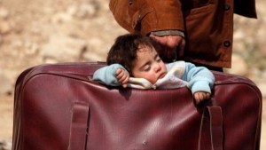 صورة طفلة في حقيبة أبيها تصبح 'وجه الغوطة' على تويتر عالمياً