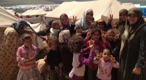 توكّل كرمان وسط اللاجئات خلال زيارتها لأحد المخيمات/ أرشيف