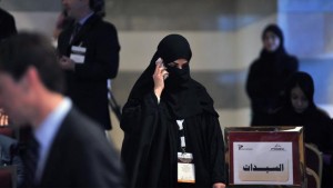 متى تخرج المرأة الخليجية لتمارس دورها بالعمل الاقتصادي (أرشيف/Getty)