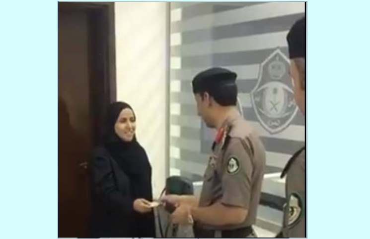 تسليم أول رخصة قيادة نسائية في السعودية
