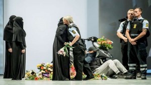 عرض أزياء يتحدّى قانون حظر ارتداء النقاب في الدنمارك