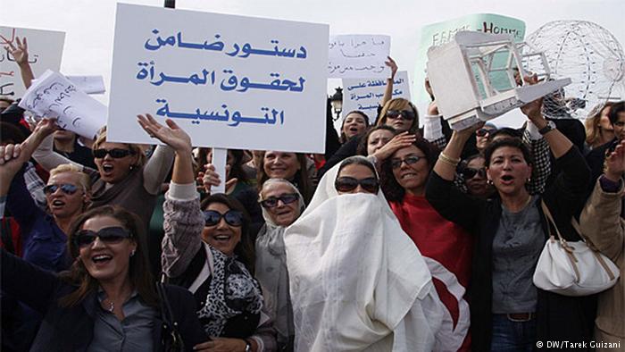 نساء تونسيات يتظاهرن