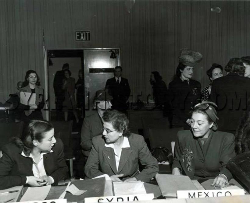 (في الوسط) الممثلة العربية الأولى في الأمم المتحدة أليس قندلفت ممثّلةً لسوريا