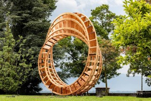 The Ring for Peace (خاتمُ السلام) مصنوع من  قطعٍ خشبية من جميع أنحاء العالم ويبلغ ارتفاعه ثمانية أمتار تقريبًا/ ORF