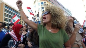 المرأة اللبنانية تقدّمت صفوف الاحتجاجات/ GETTY IMAGES