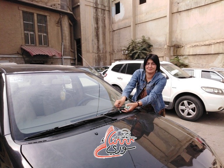 سيدة سورية تعمل في مغسل سيارات/ سناك سوري