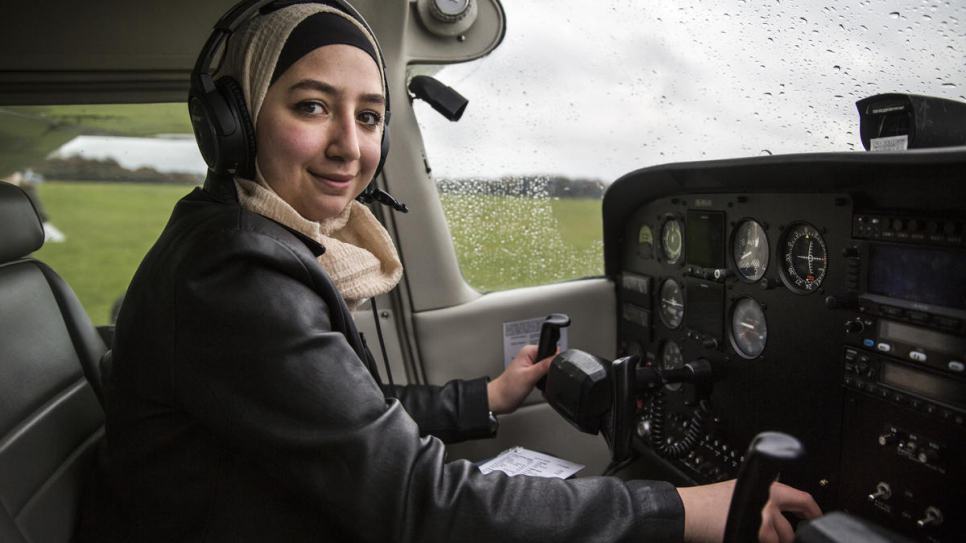 مايا غزال، 20 عاماً، في صورة بعد أول رحلة فردية لها، في مركز بايلوت في دينهام، المملكة المتحدة. © UNHCR/Andrew McConnell