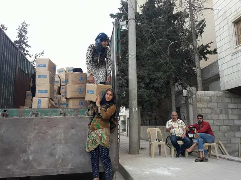 سيدة سورية تعمل في نقل وتحميل البضائع - سناك سوري