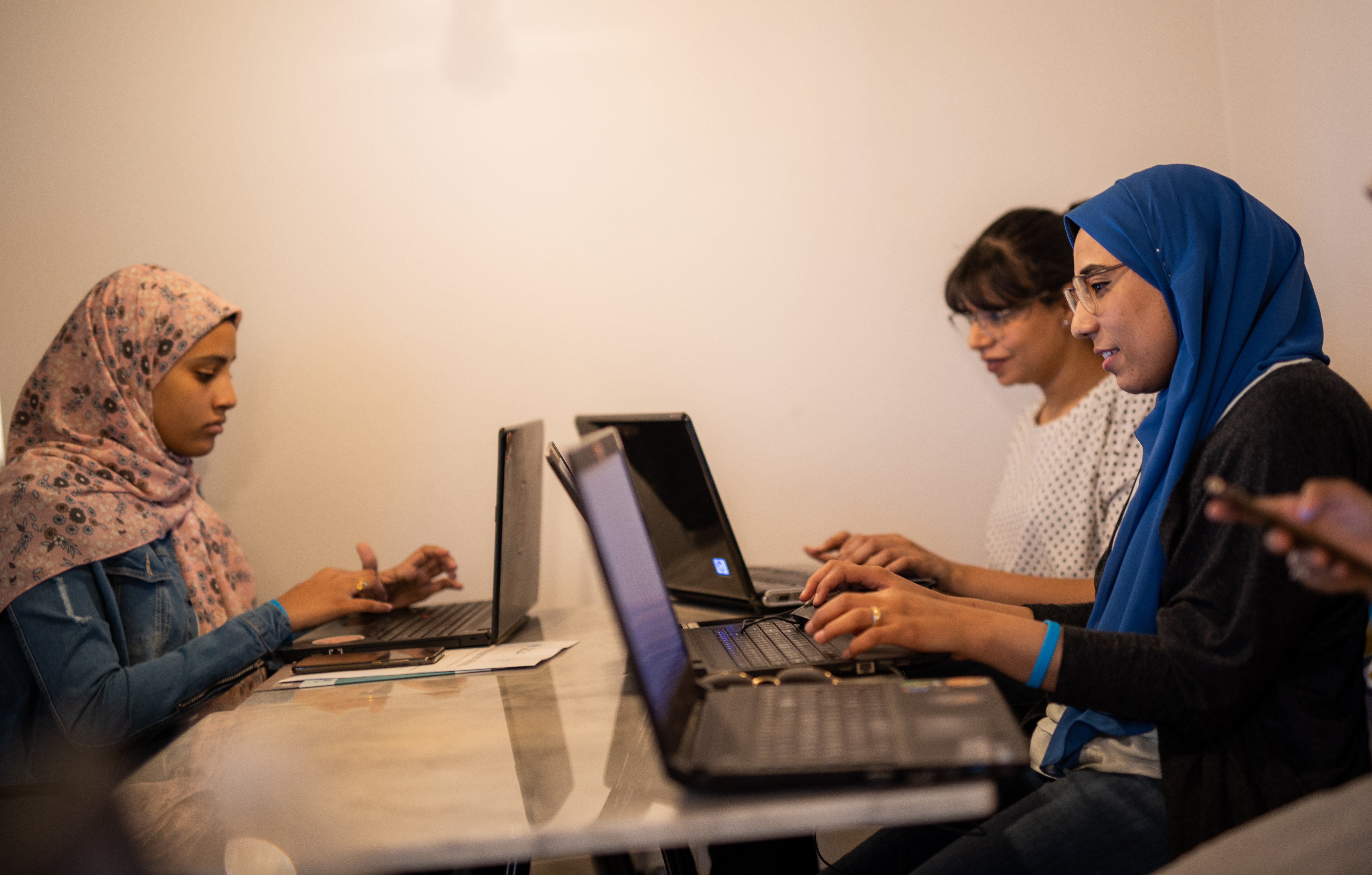 نساء متطوعات في مبادرة “قصتها” الشبابية، التي تنشر معلومات المساواة بين كلا الجنسين في المنطقة العربية