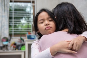 كيفية مساعدة الأطفال على التعامل مع الفقد والحزن