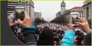 نساء يصوّرن مسيرة المرأة في واشنطن بتاريخ 21 يناير 2017