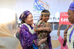 أمينة محمد، نائبة الأمين العام للأمم المتحدة، تتفاعل مع فتاة صغيرة خلال زيارتها لجيبوتي. United Nations
