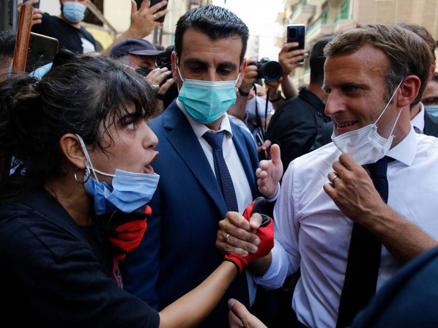 ماكرون وامرأة لبنانية خلال زيارته لبيروت عقب الانفجار