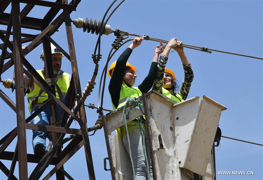 المرأة السورية تثبت قدرتها على تحدي الأعمال في قطاع الكهرباء خلال الحرب