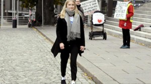 آفا مورتو تمشي في أحد شوارع هلسنكي (أ.ب)
