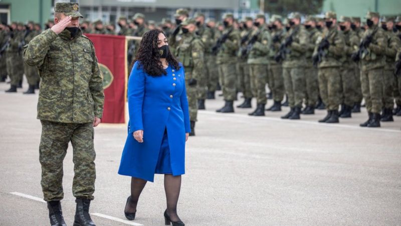 فيوسا عثماني أثناء استعراض عسكري في ذكرى إعلان استقلال كوسوفو/GETTY IMAGES