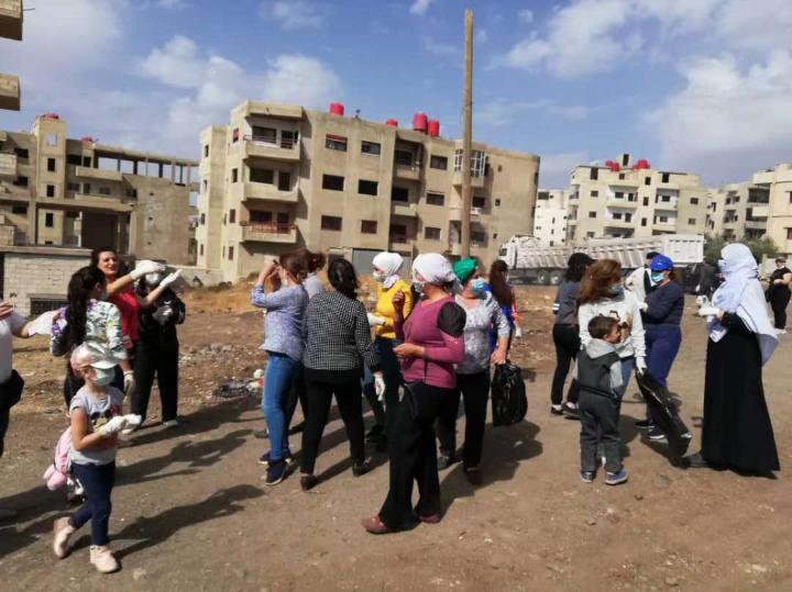 المبادرة شارك فيها فريق من النساء السوريات وناشطات من خارج الحي لتعزيز ثقافة التنظيف وسلامة البيئة