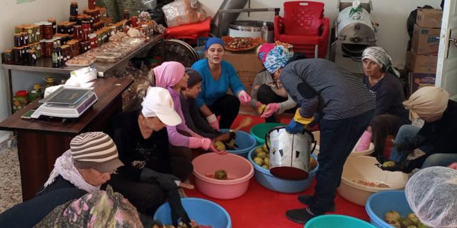 25 امرأة من قرية ربعو يؤسسن مشروع لتصنيع دبس الرمان