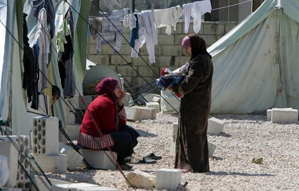 سيدتان سوريتان في مخيم للاجئين