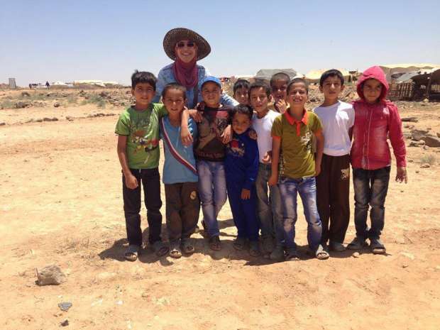 مها ابراهيم مع أطفال سوريا اللاجئين في مخيم الزعتري