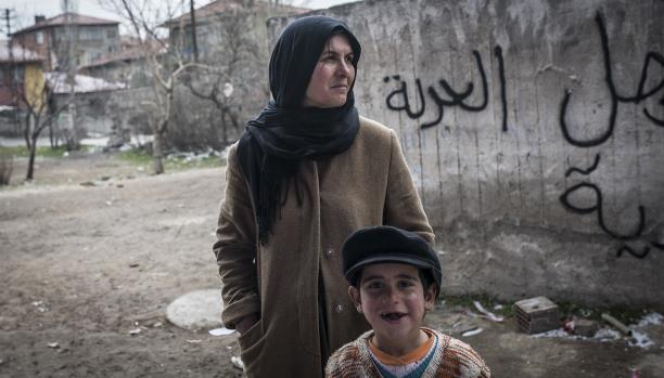 لاجئة سورية في تركيا مع ابنها