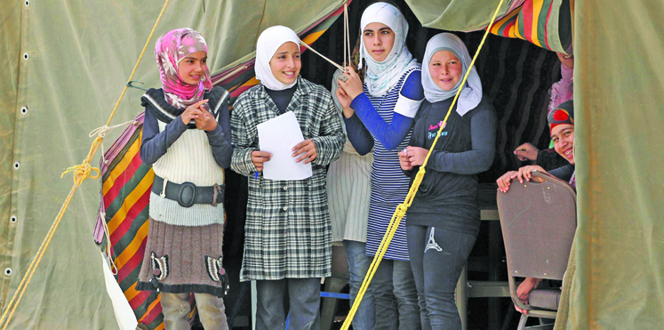 لاجئات سوريات قاصرات في مخيم للاجئين بالأردن