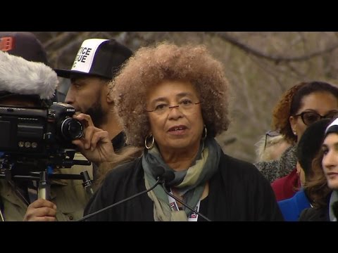 آنجيلا ديفس تتحدث في مسيرة النساء في واشنطن يوم 21 كانون الثاني،2017