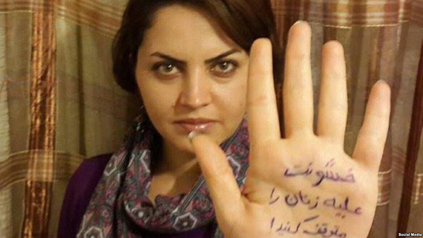 الناشطة الإيرانية فرزانة جلالي