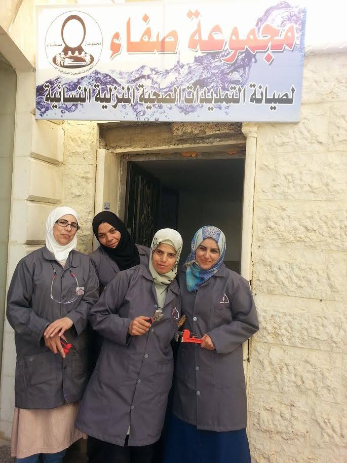 نساء أردنيات وسوريات يتحدين المجتمع ويعملن بالسباكة
