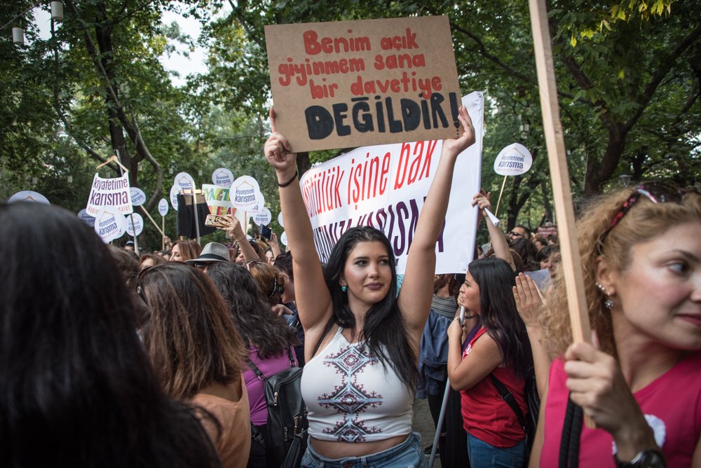 تركيات يتظاهرن احتجاجاً على تعديات على نساء في تركيا، وللمطالبة بحق ارتداء الملابس التي يردنها