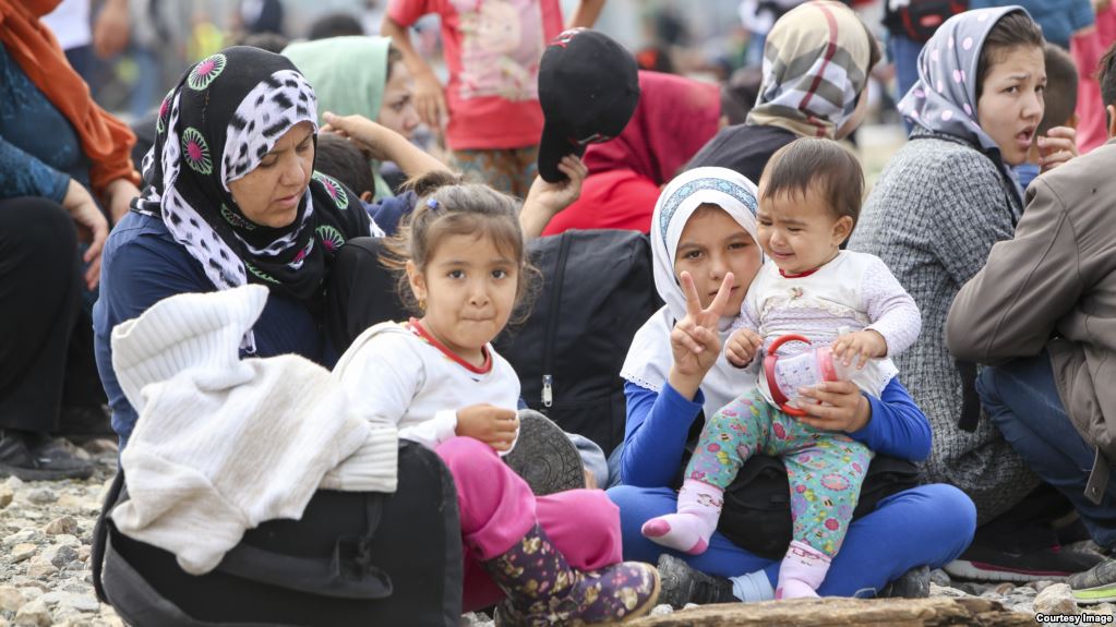 لاجئات سوريات على شاطيء يوناني بعد عبورهم البحر المتوسط/ Courtesy Image